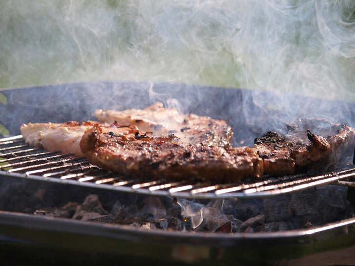 Steak auf einem Grill (Archiv)