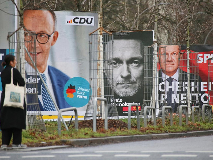 Wahlplakate mit Friedrich Merz, Christian Lindner und Olaf Scholz am 28.01.2025