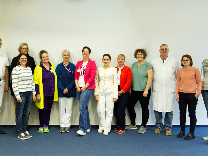 Freuen sich über die erfolgreiche Zertifizierung: Dr. Michael Hötzeldt, Gesine Lorenz, Dr. Heike Rosendahl (Fachexpertin Onkozert), Christiane Lange, Anne Bleßmann, Dr. Marleen Pöhler, Aya Haj Bakri, Andrea Pieper, Stefanie Wygasch, Matthias Buhles, Dr. Kathrin Engelke (Fachexpertin Onkozert) und Wenke Lubosch (v. li.). 