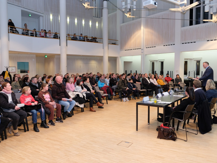 Die Infoveranstaltung zum Schulwechsel erfährt stets großes Interesse. Auch in diesem Jahr lädt der Landkreis wieder in den großen Sitzungssaal im Kreishaus. Archivbild