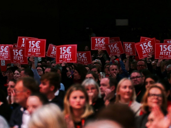 Delegierte auf SPD-Parteitag werben für 15 Euro Mindestlohn am 11.01.2025