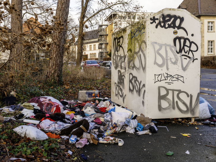 Hinter den Containern hatte sich bereits ein großer Haufen Textilien angesammelt.