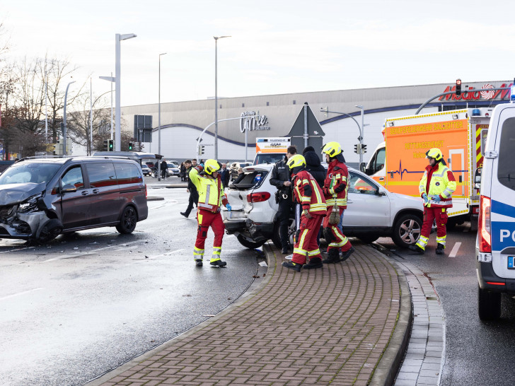 Die Fahrzeuge wurden durch den Unfall erheblich beschädigt.