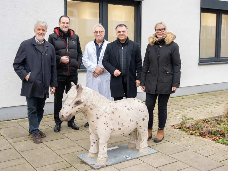 Ein Hingucker für Klein und Groß. Über die Ponyspende freuen sich (v.l.n.r.) Dr. Thomas  Lampe, Vorsitzender der WegGefährten, Dr. Andreas Goepfert, Klinikums-Geschäftsführer, Dr. Wolf- gang Eberl, leitender Oberarzt der Klinik für Kinder- und Jugendmedizin, und Dr. Christos Pantazis,  Schirmherr der Kinderoase. Ein großer Dank gilt Simona Tingvall vom Rizzi-Verein, welche die Spende ermöglicht hat.