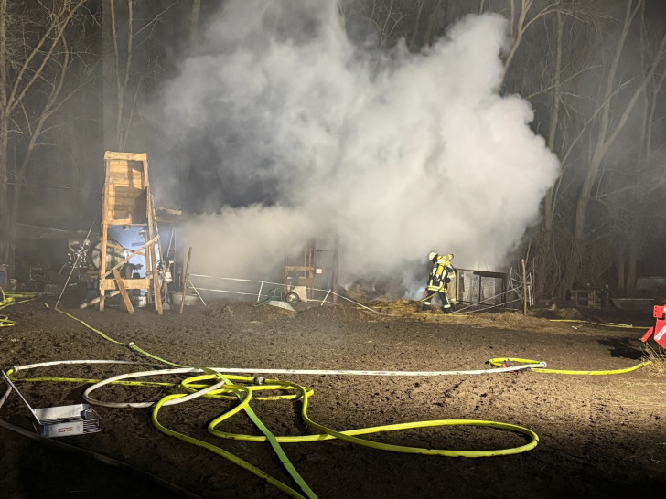 Der Pferdeunterstand in Flechtorf musste aufwändig gelöscht werden.