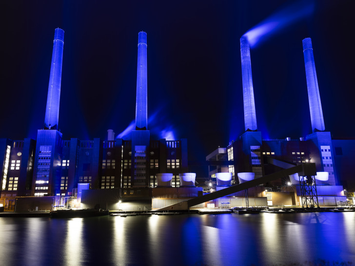 Mit einer besonderen Lichtinszenierung der Kraftwerksschornsteine feiert die Autostadt das gesamte Jubiläumsjahr.