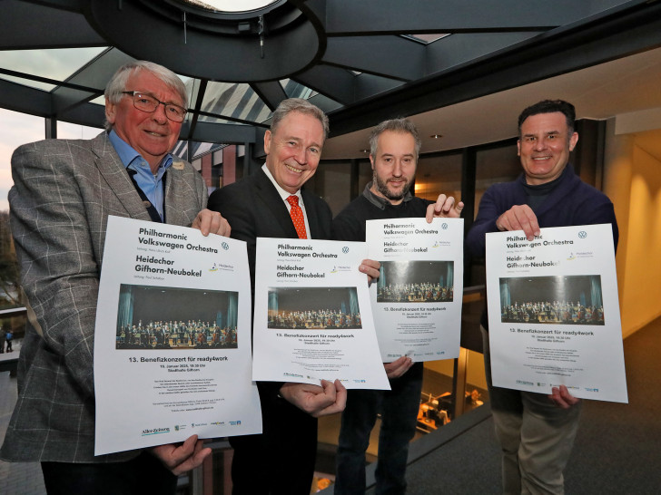 Albrecht Düsel (ready4work), Thomas Fast (Volksbank BRAWO), Gianni Milano (ready4work) und Bürgermeister Matthias Nerlich präsentieren das Plakat und freuen sich auf viele Konzertgäste (v. li.). 