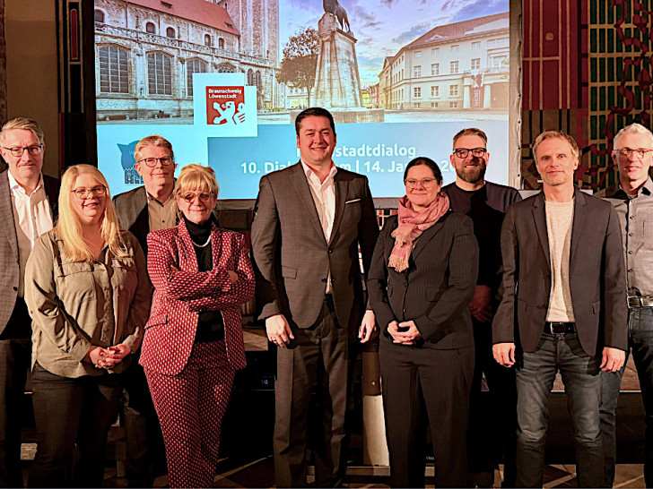 Wirtschaftsdezernent Gerold Leppa, Nina Fritzler (Stadtmarketing), Stadtbaurat Heinz-Georg Leuer, Kultur- und Wissenschaftsdezernentin Prof. Dr. Anja Hesse, Oberbürgermeister Dr. Thorsten Kornblum, Sozialdezernentin Dr. Christina Rentzsch, Enrico Casper (HIP HOP Kultur e. V.), Tobias Grosch (Stadtmarketing) und Frank Lehrmann (Hochbau- und Umweltdezernat) präsentierten Projekte und Maßnahmen zur Stärkung der Innenstadt (v. li.). 