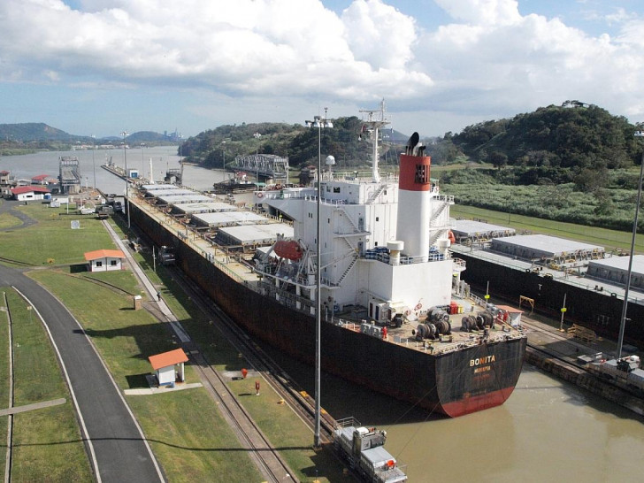 Frachtschiff im Panama-Kanal (Archiv)