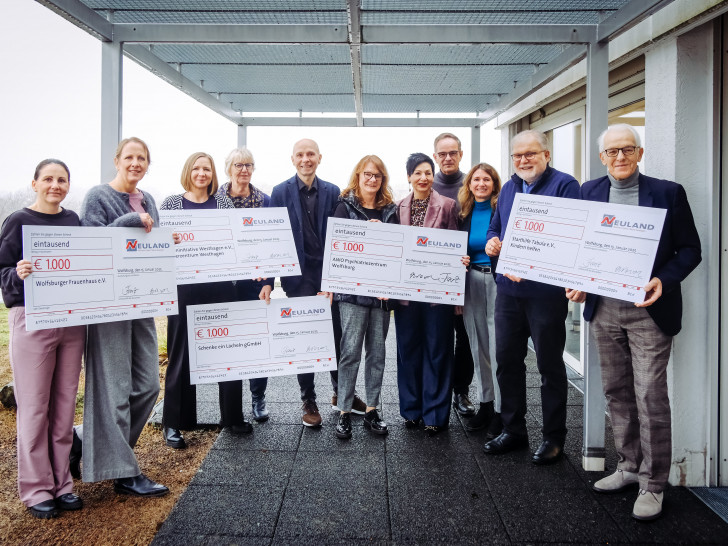 Sandra Beetz und Silvia Großkreutz (Leitung Frauenhaus), Martha Pordzik (Vorsitzende) und Elvira Mauer (Mütterzentrum Westhagen), Frank Röhrdanz (Schenke ein Lächeln), Dr. Gabriele Grabowski (Chefärztin der Kinder- und Jugendpsychiatrie), Immacolata Glosemeyer (Aufsichtsratsvorsitzende Neuland), Hans-Dieter Brand (Sprecher der Neuland-Geschäftsführung), Irina Franz (Neuland-Geschäftsführerin), Frank Poerschke und Dr. Christof Spathelf (Tabula/Starthilfe) (v. li.).