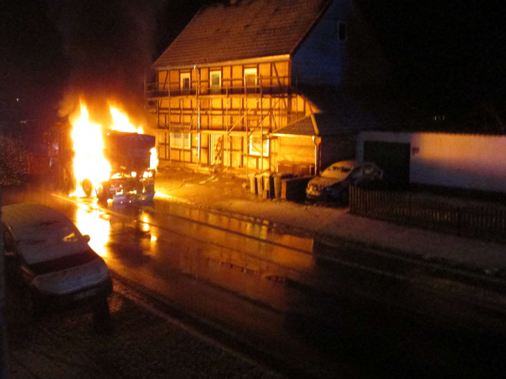 Das Foto eines Anwohners zeigt das Fahrzeug in Flammen um 5:59 Uhr.