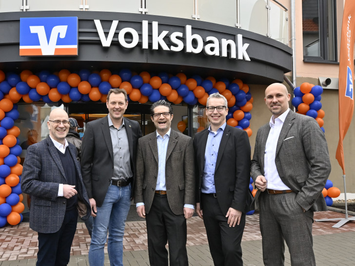 Der Bürgermeister der Gemeinde Edemissen, Tobias Faust (2.v.l.), gratulierte den Vertretern der Volksbank BRAWO zur neuen Geschäftsstelle: (v. l.) der Leiter der Direktion Peine Stefan Honrath, Generalbevollmächtigter Carsten Ueberschär, Filialverbundleiter Jörg Tükker und der für Privatkunden und Immobilien zuständige Bereichsleiter André Bonitzke.