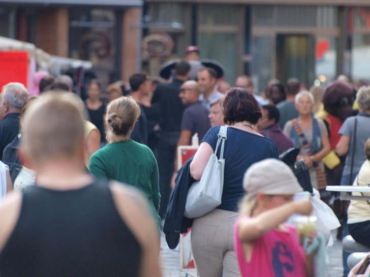 Menschen in einer Fußgängerzone (Archiv)