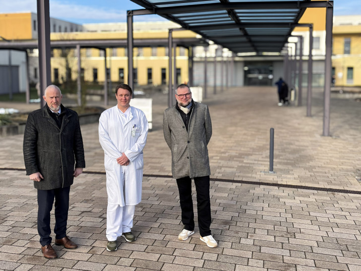 Geschäftsführer Matthias Hahn (li.) und Pflegedirektor Jens Bosenick (re.) begrüßen Dr. Christopher Intemann in Gifhorn. 