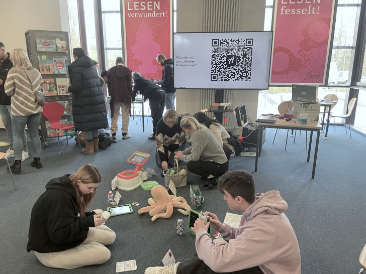 Fachkräfte und Familien probierten digitale Spielzeuge aus.  