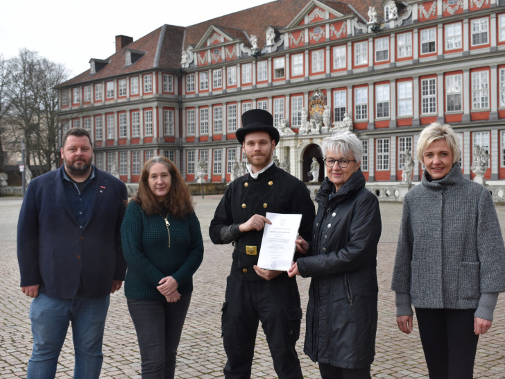  Bastian Röper wurde als bevollmächtigter Bezirksschornsteinfeger bestellt (v.l.n.r.): Lars Winter (Vertreter der Schornsteinfeger-Innung Braunschweig), Andrea Klingenberg (Abteilung Bauverwaltung und Immissionsschutz, LK Wolfenbüttel), Bezirksschornsteinfeger Bastian Röper, Landrätin Christiana Steinbrügge und Katrin Bosse (Leiterin Abteilung Bauverwaltung und Immissionsschutz, LK Wolfenbüttel).