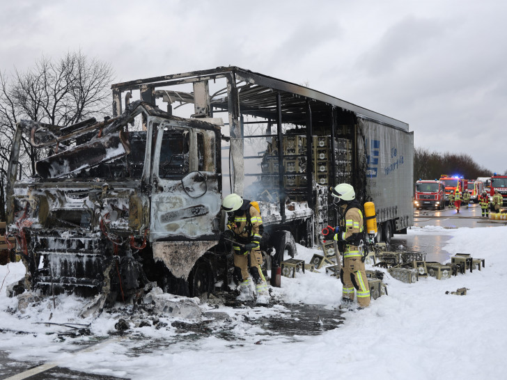 Der LKW brannte komplett aus.