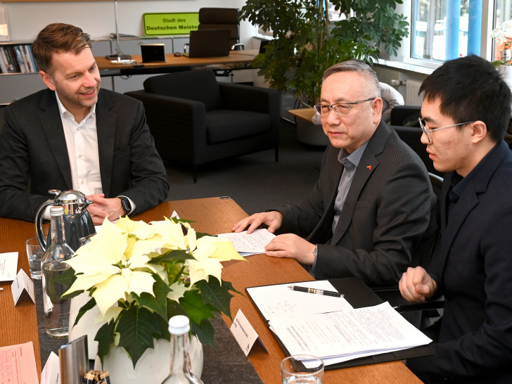 Chinas Generalkonsul Cong Wu (Mitte) zu Gast bei Oberbürgermeister Dennis Weilmann (links).