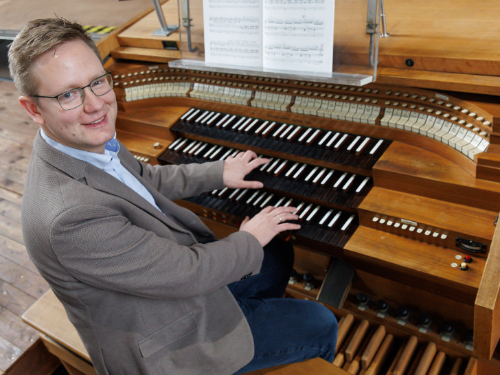 Lukas Lattau (34) – hier an der Klais-Orgel in der katholischen Hauptkirche St. Aegidien – wird zum 1. Februar Regionalkantor in Braunschweig. 