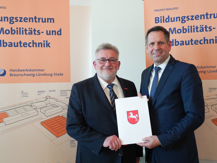 Detlef Bade, Präsident der Handwerkskammer Braunschweig-Lüneburg-Stade, und Minister Olaf Lies (re.).