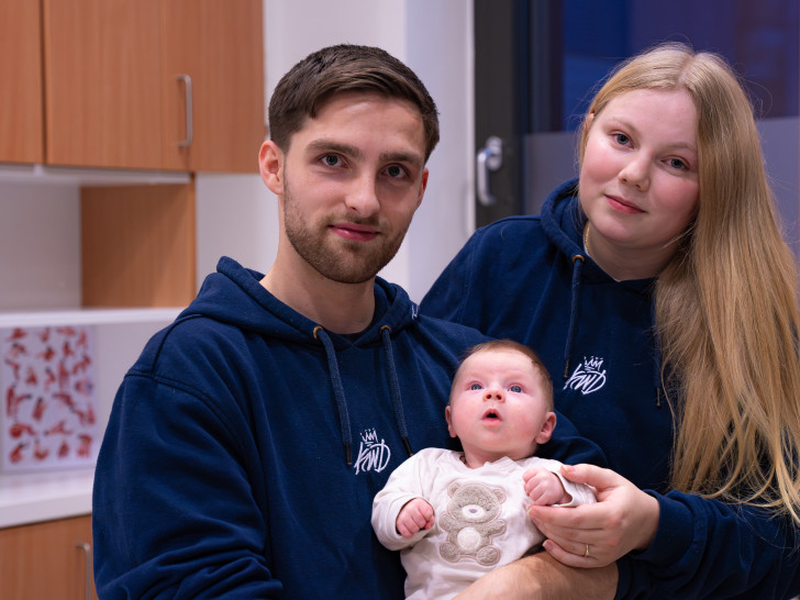 Die glücklichen Eltern Isabelle Fasel und Dominic Hardeland halten ihre kleine Tochter Helena  Hardeland im Arm, das 1.500. Baby des Jahres 2024, das im Klinikum Braunschweig geboren wurde. 