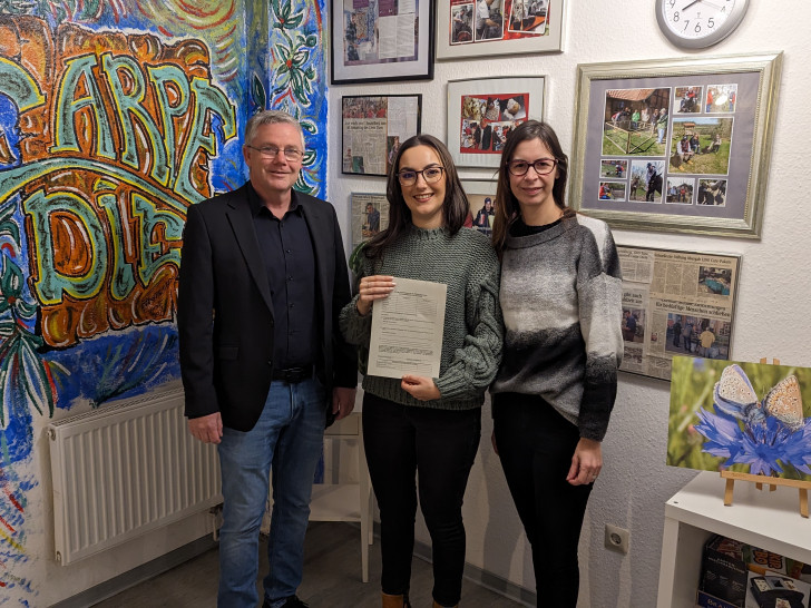  Stadtrat Andreas Bauer (l.) und Natalie Manca (m.) übergaben die Anträge auf Eintragung ins Wählerverzeichnis an Jasmin Hinze (r.).