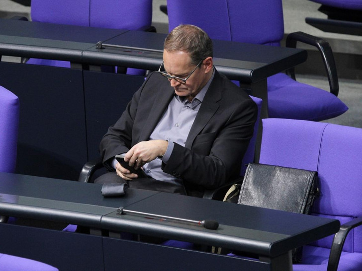 Michael Müller mit Smartphone (Archiv)