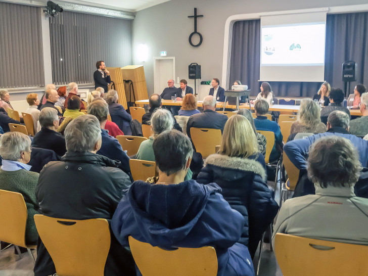  Stadtbaurat Michael Tacke (sitzend dritter von links), Andreas Bittner, Leiter des Referats Stadtumbau und Soziale Stadt (sitzend links), Quartiersmanager Maximilian Grafinger (stehend links) sowie die beteiligten Planungsbüros informierten über die drei in den nächsten zwei Jahren geplanten Baumaßnahmen in Steterburg.