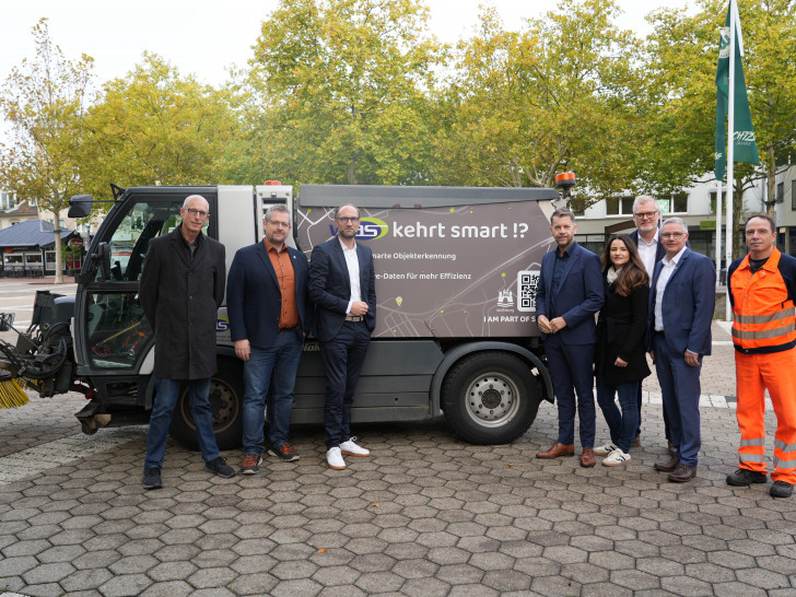 Daniel Rinninsland (IT-Koordinator, WAS), Dr. Sascha Hemmen (Geschäftsbereichsleitung Smart City und IT-Services), Jens Hofschröer (Dezernent für Digitales und Wirtschaft), Dennis Weilmann (Oberbürgermeister), Jacqueline Kleen (Projektleiterin), Marcus Frerich (Vorstand WAS), Andreas Bauer (Stadtrat), Alexander Schmidt (Fahrer der Kehrmaschine, WAS) (v. li.).