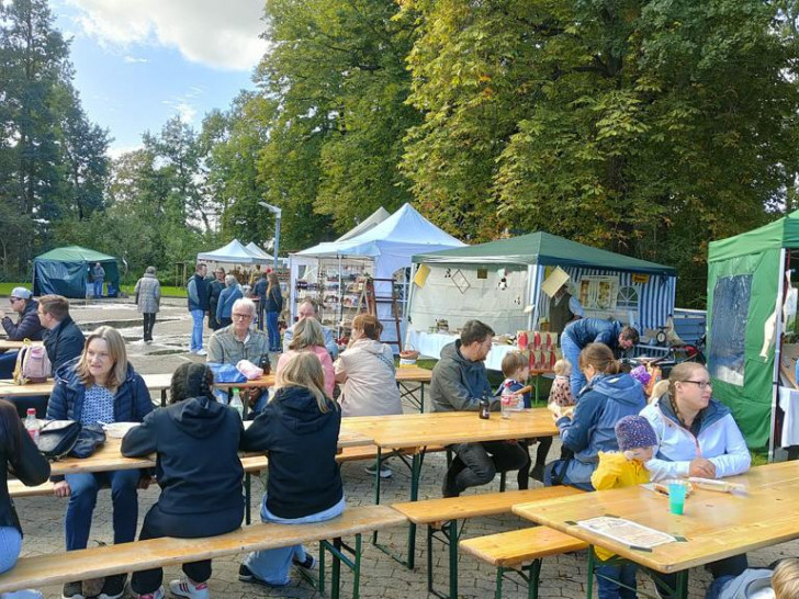 So wie hier im Oktober 2023 findet auch in diesem Herbst der Lehrscher Kunsthandwerkermarkt statt.