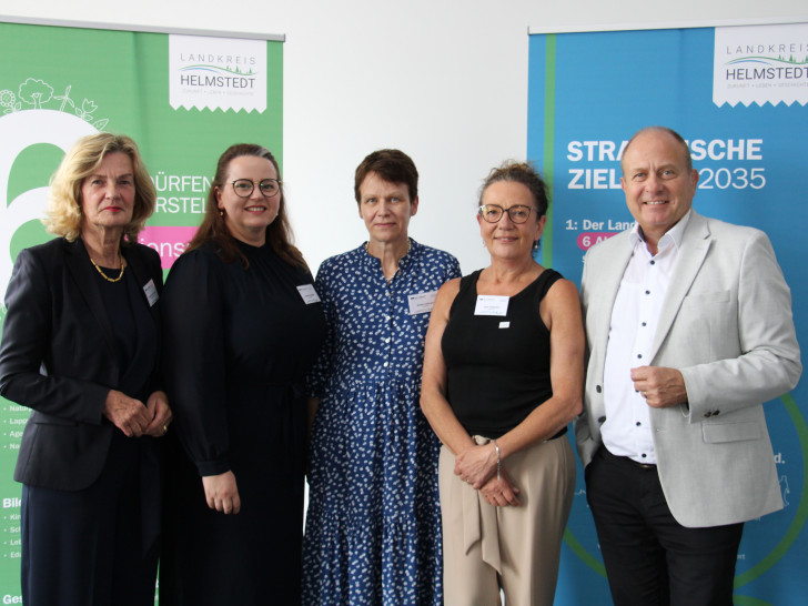 Abschluss Kreisentwicklungskonzept  v.l.: Elisabeth Heister-Neumann (Vorsitzende Ausschuss für Wirtschaft und Strategie), Marina Romaschin, Kirsten Kuhlmann (beide NSI Consult), Ilona Stolpmann (Projektleiterin), Landrat Gerhard Radeck.