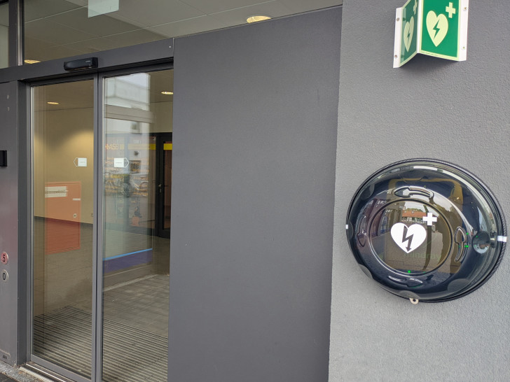 Ein automatisierter externer Defibrillator wurde am Dornberg Carree in Vechelde angebracht.