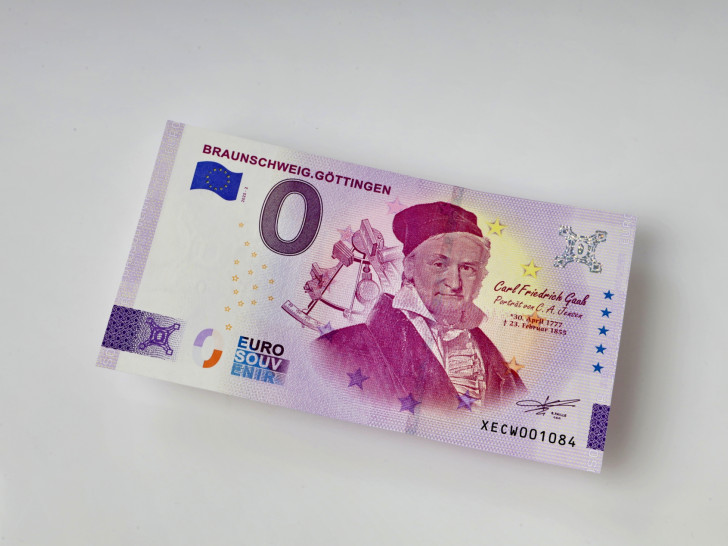 Der neue 0-Euro-Schein mit Gauß-Motiv ist ab sofort in der Touristinfo, Kleine Burg 14, erhältlich. 
