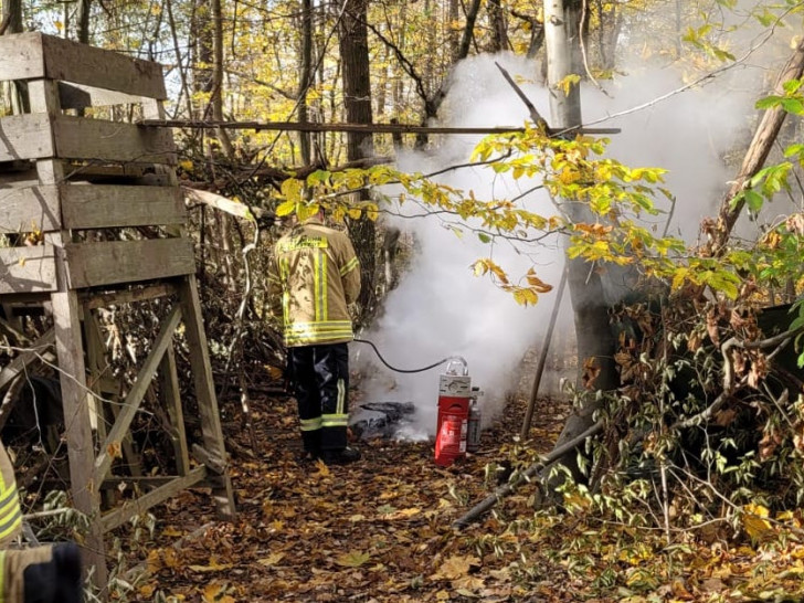 Zunächst wurde Kleinlöschgerät eingesetzt.