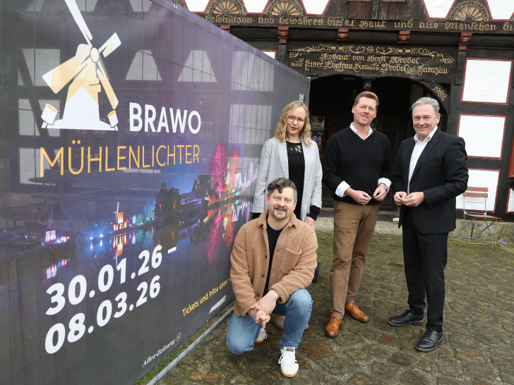 Paul Kunze (v. l.), Geschäftsführer von Applaus Kulturproduktionen GmbH, Madeleine Gudehus, Projektleiterin BRAWO Mühlenlichter bei Applaus, Sebastian Lipper, Gesamtbetriebsleiter Internationales Mühlenmuseum Gifhorn, und Thomas Fast, Leiter der Direktion Gifhorn der Volksbank BRAWO, stellten die BRAWO Mühlenlichter 2026 der Presse vor.