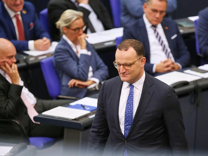 Jens Spahn vor Abgeordneten der AfD-Fraktion (Archiv)