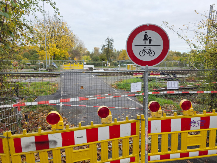 Der Bahnübergang in der Grünewaldstraße bleibt vorerst zu.