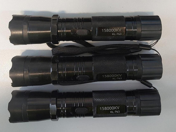 Als Taschenlampe getarnte Elektroschocker (Archiv)