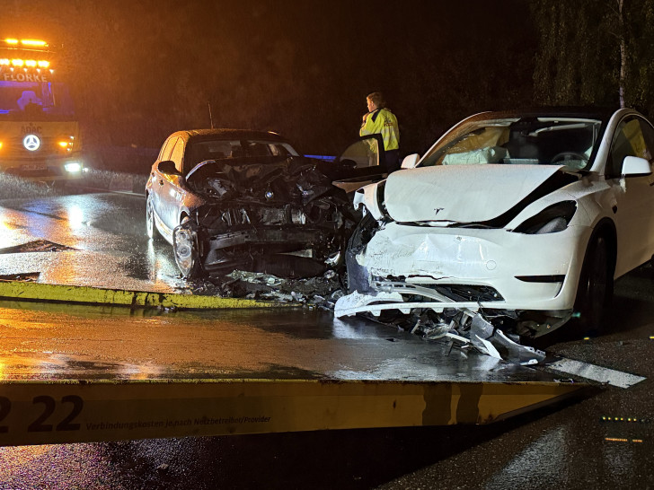 Beide Autos wurden durch die Kollision massiv beschädigt.