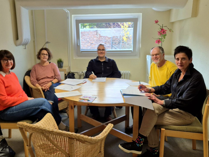 Treffen des Vorbereitungsteams im Haus der Kirche (v.l.n.r.) Petra Malnati (Ehrenamtliche), Berit Nachtweyh (Team Nachhaltigkeit der Kirchengemeinde), Dr. Daniel Tomowski (WiReGo), Thorsten Ritzka (Ehrenamtlicher), Kerstin Eilers-Kamarys (Diakonie).