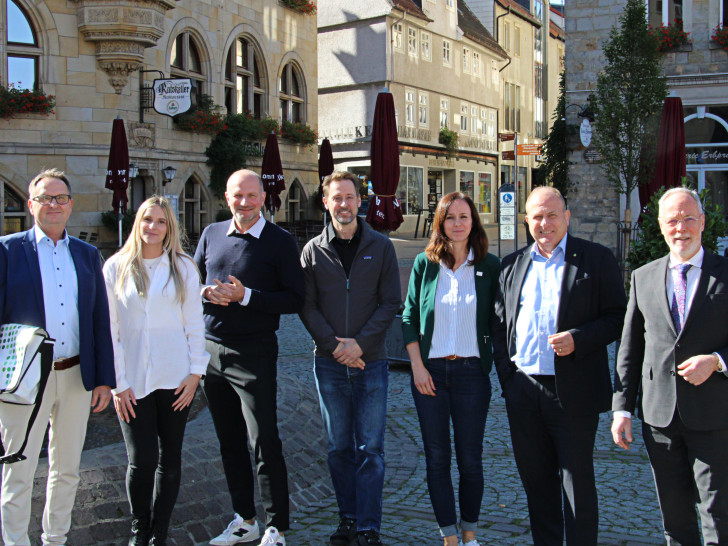v.l.: Stefan Hofmann (KVN), Nicole Strzelczyk (Praxismanagerin), Dr. Sören Westerholt, Dr. Jan Matyas, Lara Isermeyer (Vorständin Jugend, Soziales und Gesundheit, LK Helmstedt), Landrat Gerhard Radeck, Henning Konrad Otto