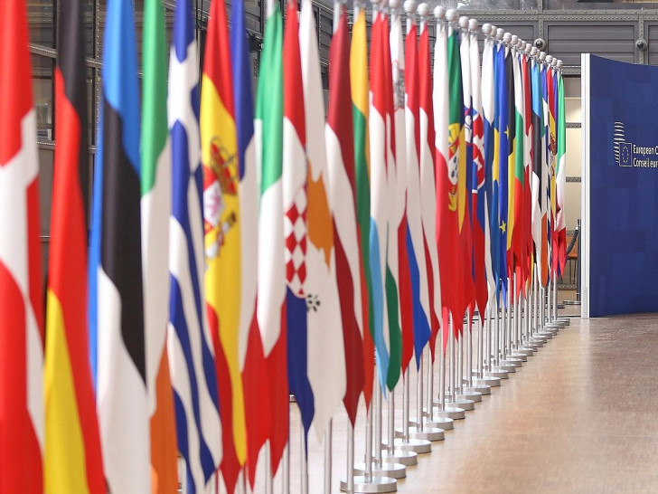 Fahnen der EU-Mitgliedsländer beim Europäischen Rat am 23.10.2025