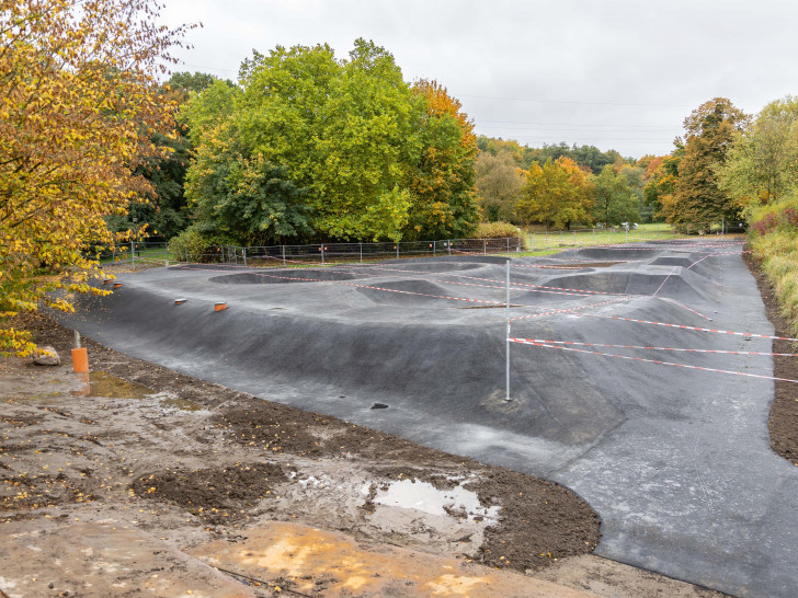 In Gebhardshagen entsteht eine neue Pumptrackanlage. Die Fertigstellung rückt näher. 