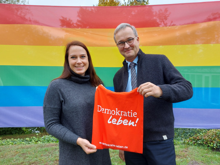 Katharina Hoffmann von der Koordinierungs- und Fachstelle "Demokratie leben" im Landkreis Gifhorn und Erster Kreisrat Dominik Meyer zu Schlochtern freuen sich, dass die Situations- und Ressourcenanalyse startet.   