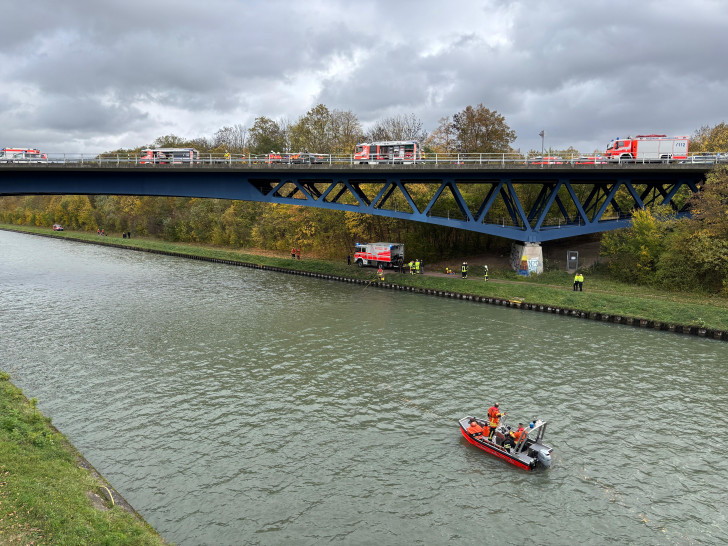 Der BMW war in den Mittellandkanal gestürzt. Alle drei Insassen kamen ums Leben.