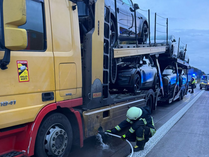 Der Feuerwehr wurde ein brennender LKW gemeldet.