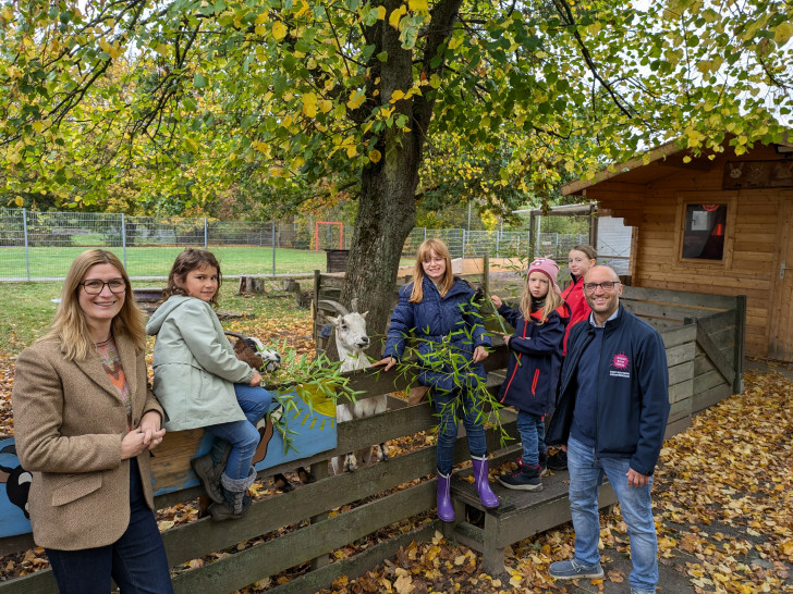 Nicole Kannewurf von der Margarethe Schnellecke Stiftung (links) und Steffen Kirsch von der Jugendförderung mit Teilnehmern des Herbstferienprogramms auf dem Aktivspielplatz Fallersleben.