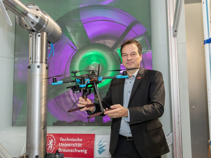 Prof. Dr. Jens Friedrichs, Leiter des Instituts für Flugantriebe und Strömungsmaschinen, mit Drohne im neuen Windkanal der TU Braunschweig.