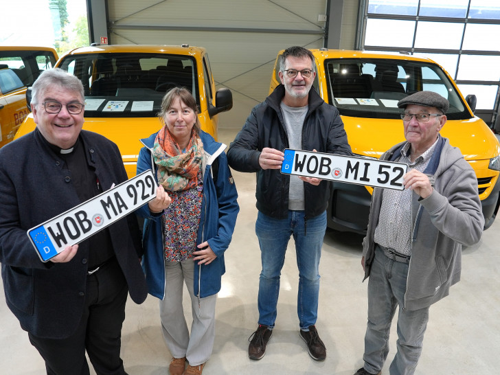 Bonifatiuswerk-Generalsekretär Monsignore Georg Austen (links) übergibt den neuen BONI-Bus an (von links) Natalie Triller, Henry Parrer und Bernhard Tauermann von der katholischen Pfarrgemeinde St. Michael im Bistum Hildesheim. 