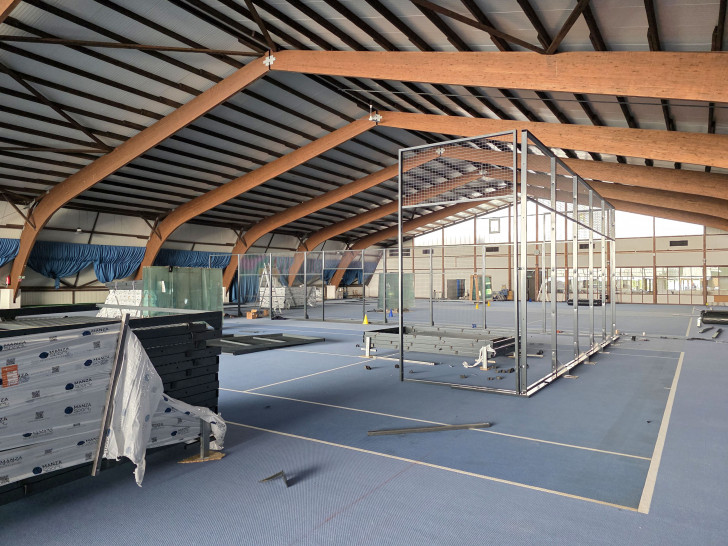 Der erste Padel-Käfig in der ehemaligen Tennishalle nimmt schon Form an.